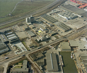 118948 Luchtfoto van een gedeelte van het industrieterrein Lage Weide te Utrecht met in het midden het kantoor van het ...